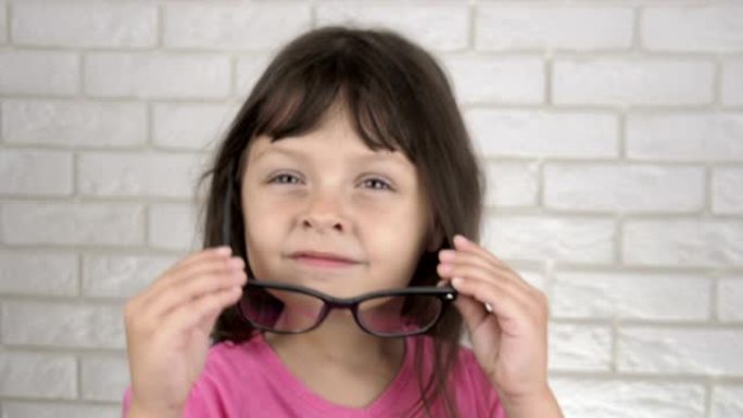 孩子摘下眼镜看。