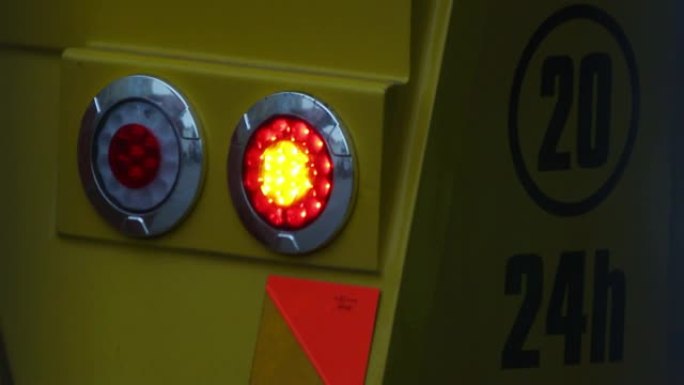 道路援助应急灯在牵引服务车上闪烁
