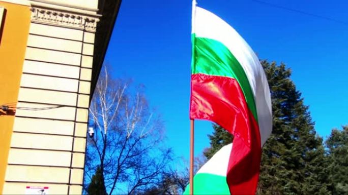 蓝天背景上的Ggiant保加利亚国旗