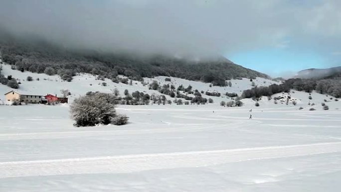 单档滑雪者与冬季风光
