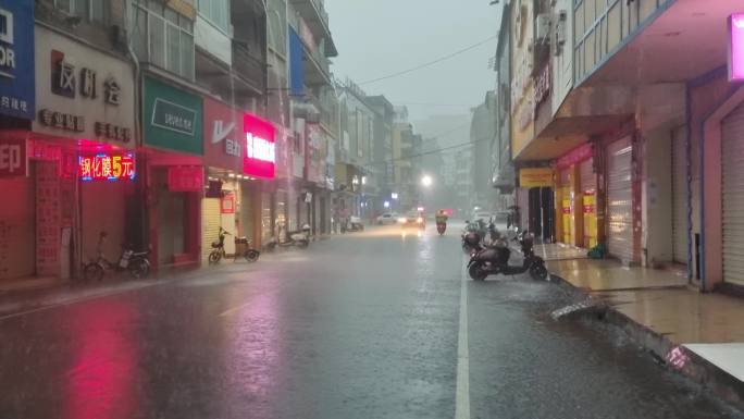 街道下雨意境画面唯美下雨极端天气倾盆大雨