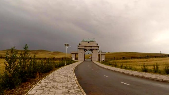 纪念碑的正门是一座巨大的成吉思汗马背雕像，天气多云