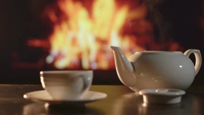 壁炉前的白瓷茶壶