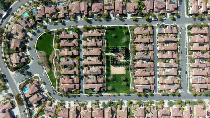 鸟瞰图郊区社区，彼此相邻的富裕别墅。美国加利福尼亚州圣地亚哥