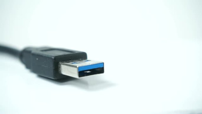 白色4K上的黑色USB微型电缆插头