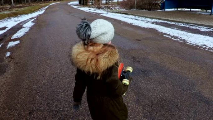 小女孩想过马路，然后去公共汽车站。儿童安全概念