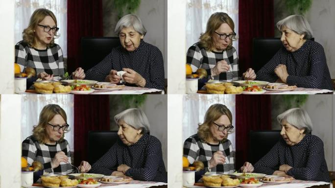 坐在桌前的两个老女人的谈话。