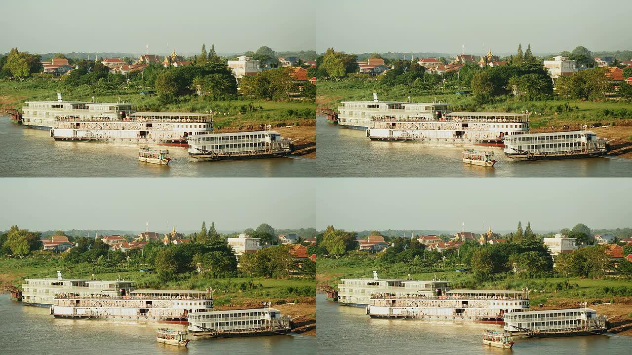 清晨在湄公河，游轮停泊在河的边缘