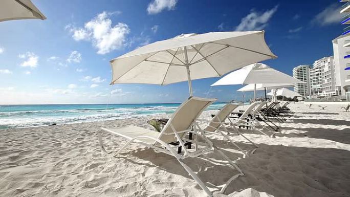 加勒比海海滩，配有太阳伞和床