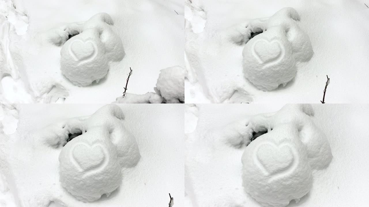 纯白雪中描绘的心形