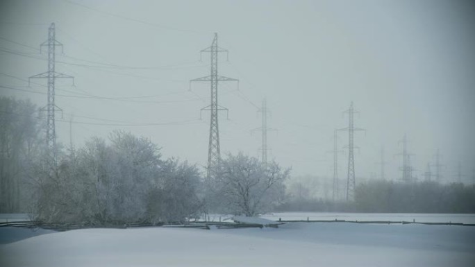 冬季高压电力线。
