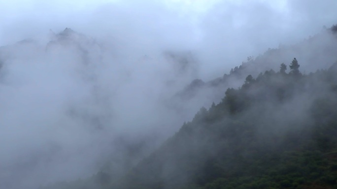 云气云雾在山间浮动