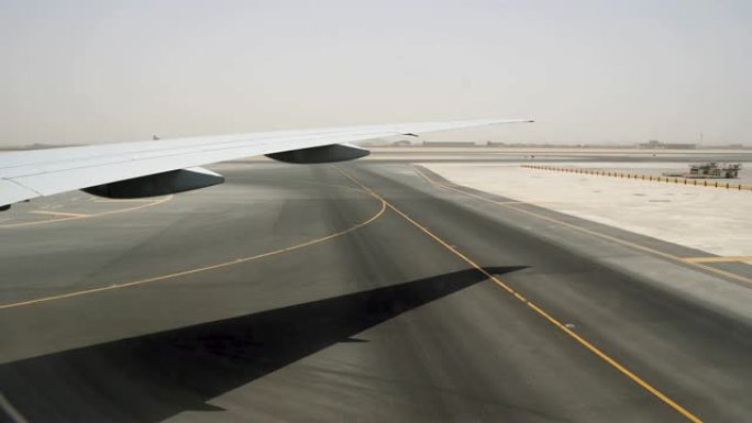 白天在炎热的沙漠里的机场。带有黄色标记的简易机场