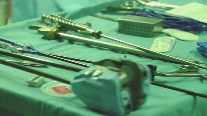 手术台上的手术机器人工具，达芬奇工具