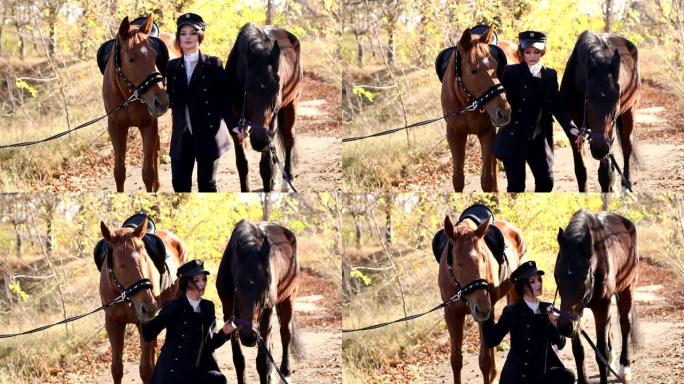 豪华的年轻女孩在温暖的秋天天气里和两匹马在森林里散步。
