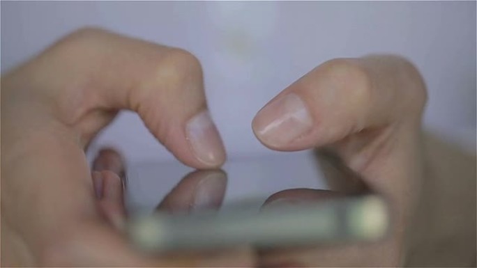 特写。年轻女子白色连衣裙手指在智能手机上打字