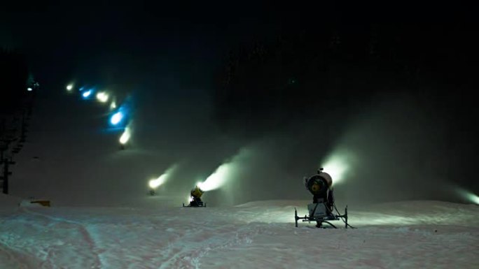 许多雪炮在夜间在滑雪场上工作。延时