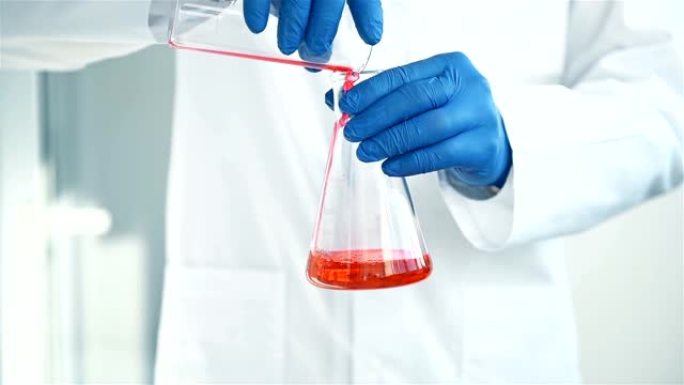 科学家滴红色液体物质