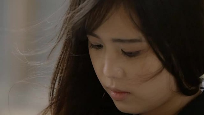 忧伤忧郁的年轻亚洲女子肖像: 郁闷的美少女