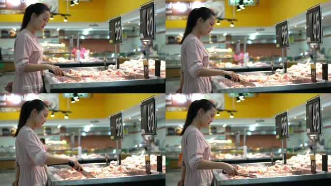 女人在超市购买鸡肉生食