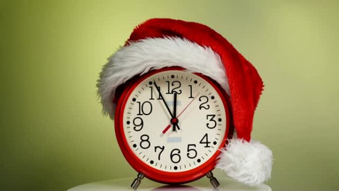 圣诞老人圣诞帽在滴答作响的时钟，时间流逝