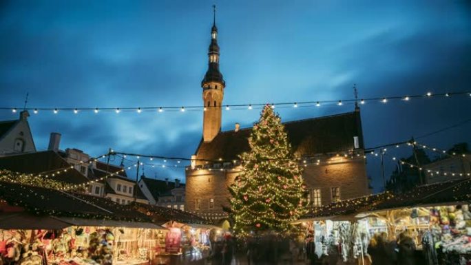 爱沙尼亚塔林。市政厅广场传统圣诞市场的时光流逝。圣诞树和贸易公司。著名的标志性联合国教科文组织