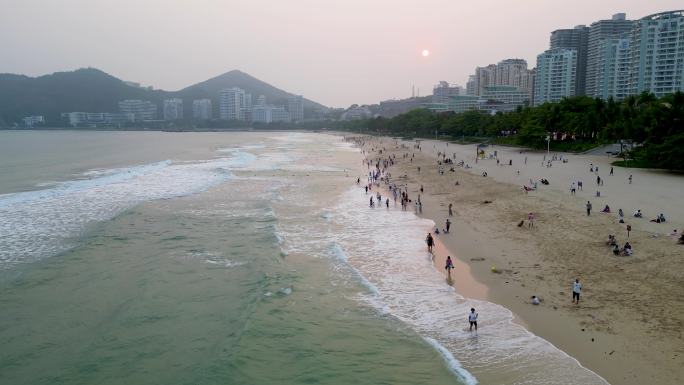 海南三亚市三亚湾大东海旅游区沙滩上的游客