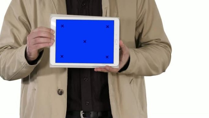 男性手持平板电脑，白色背景上有蓝屏模型