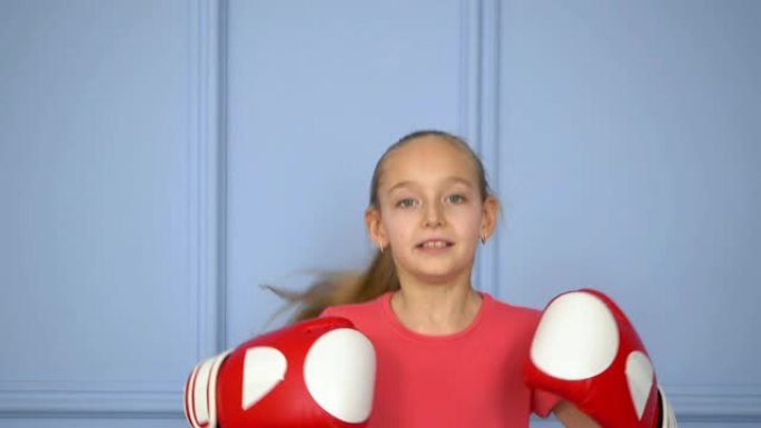 戴着拳击手套的可爱小女孩。