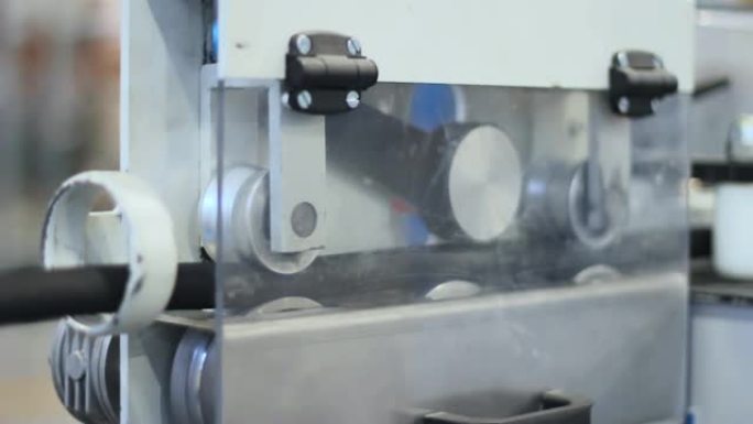 机器上的塑料软管通过输送机。工业设备