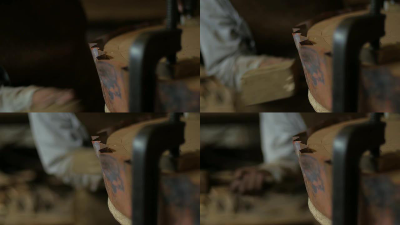 一名男子用木槌敲打并塑造铜的特写镜头