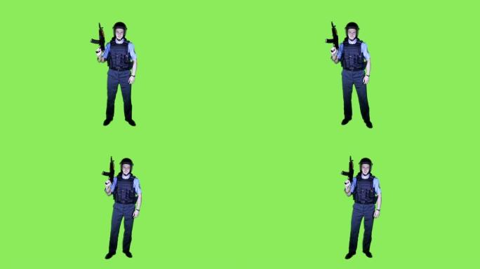 警察戴着头盔，身穿防弹衣，背景是绿色