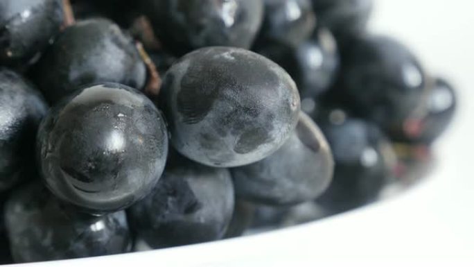 欧洲Vitaceae家族葡萄在盘子上倾斜2160p 30fps超高清镜头-多汁水果葡萄葡萄文化食物背