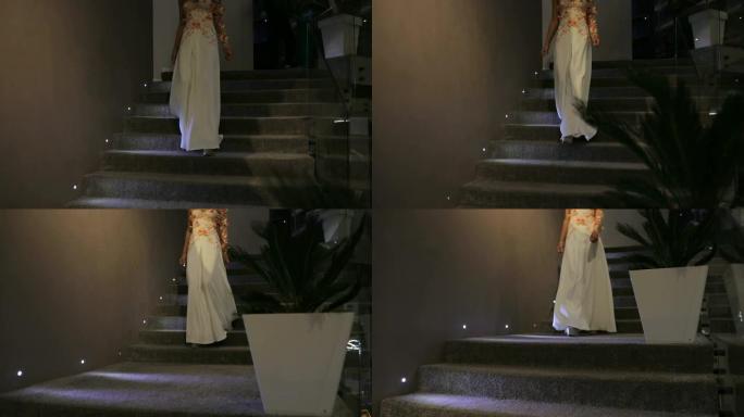 穿着白色连衣裙的女人走下台阶