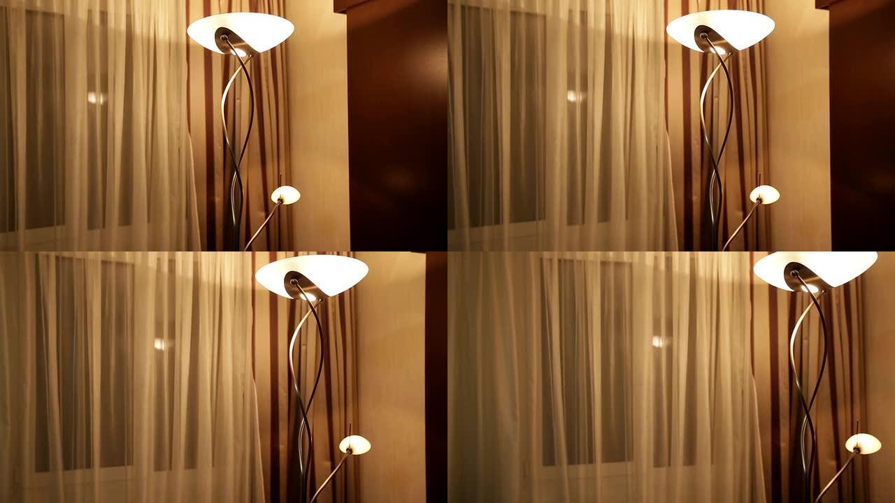 酒店房间里漂亮的落地灯