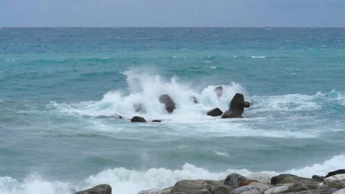 极端海浪对岩石的缓慢运动