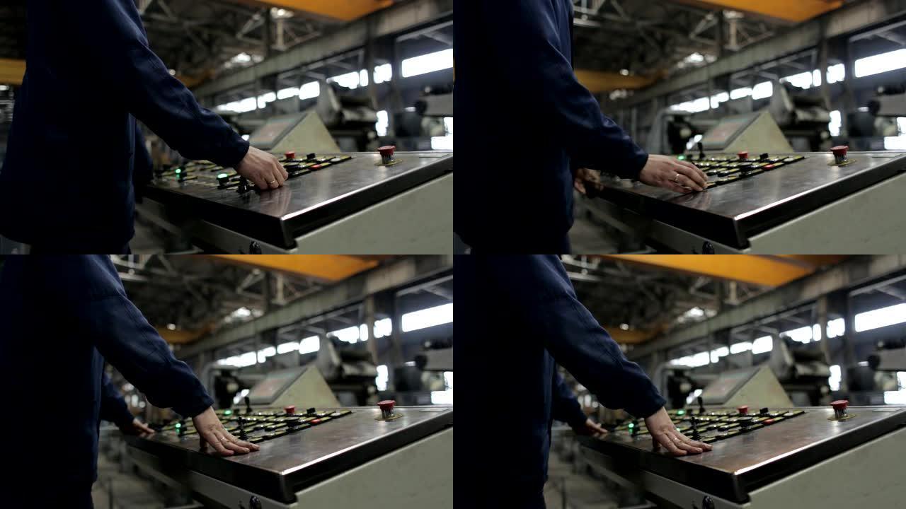 工厂生产金属钢管用金属轧机的特写镜头。