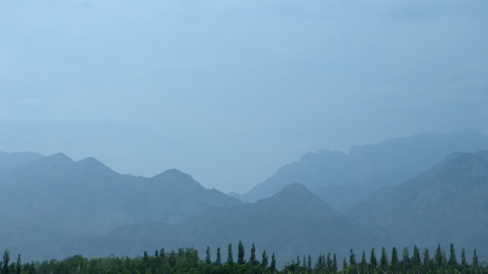 远山淡影青山薄雾