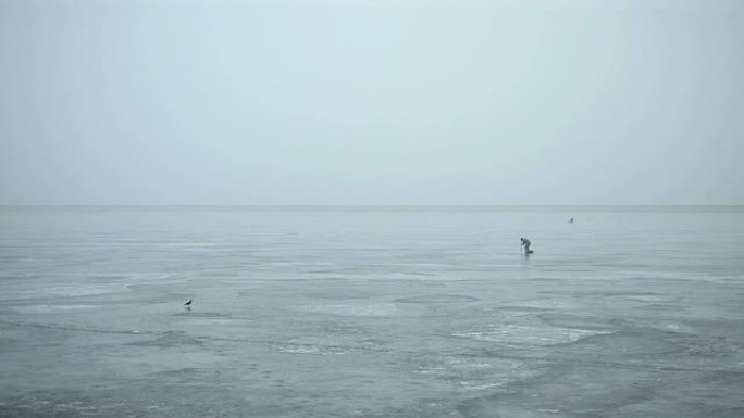 冬季渔夫用冰凿在冰上打洞