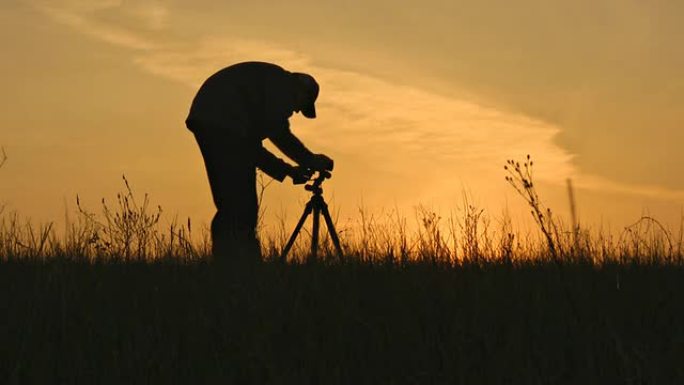 摄影师在日落时的剪影。