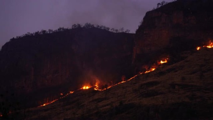山上的森林大火。