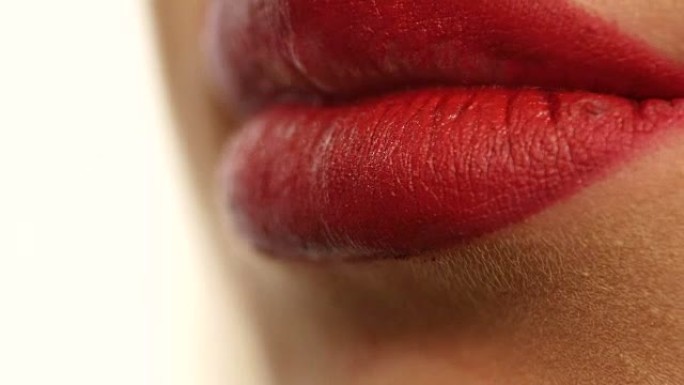 明亮时尚红色光泽妆容的女性嘴唇特写