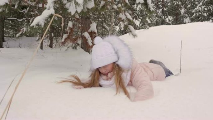 女孩在雪地上奔跑和摔倒。