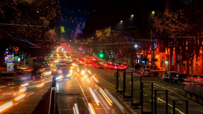 夜间在埃里温 (Yerevan) 街头混搭上长时间曝光的汽车的延时视频。摄像机正在接近。