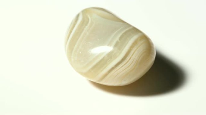 白色背景旋转的白色玛瑙矿物石样品