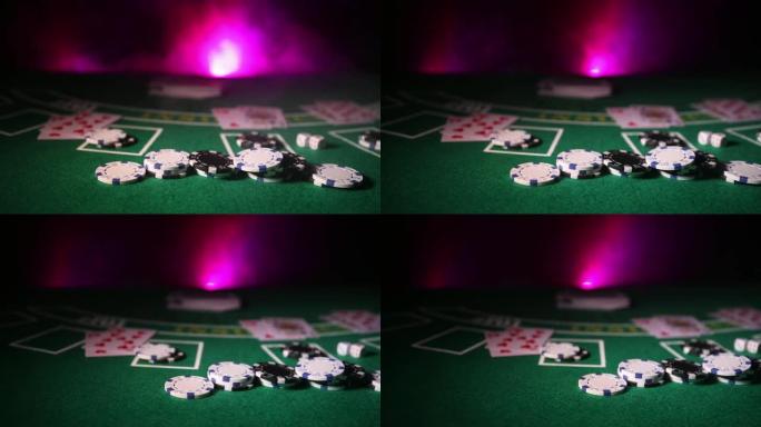 绿色毛毡赌场桌子上的卡片和筹码。带有复制空间的抽象背景。赌博，扑克，赌场和纸牌游戏主题。绿色的赌场元