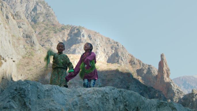 藏族儿童山上玩耍嬉戏