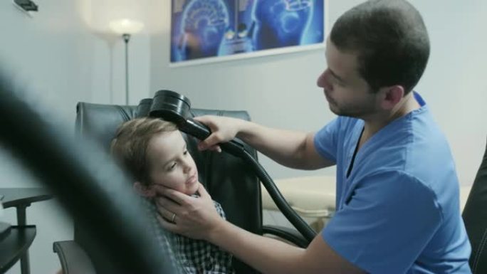 在医院健康诊所接受经颅磁刺激的小男孩