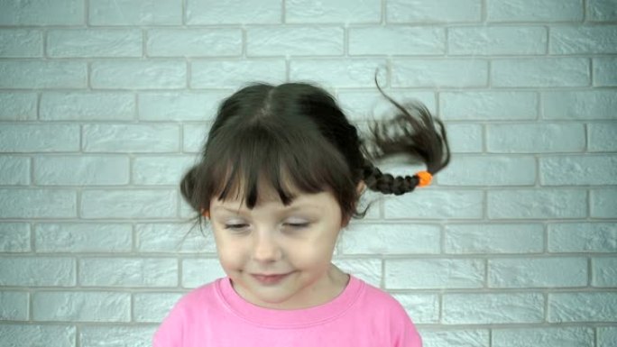 有趣的小女孩在玩她的头发。