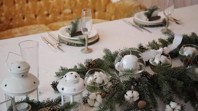 婚礼桌上的圣诞装饰品乡村风格